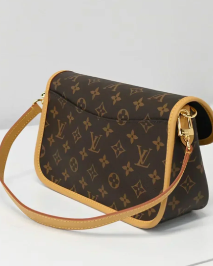 Retro-style boxy handbag