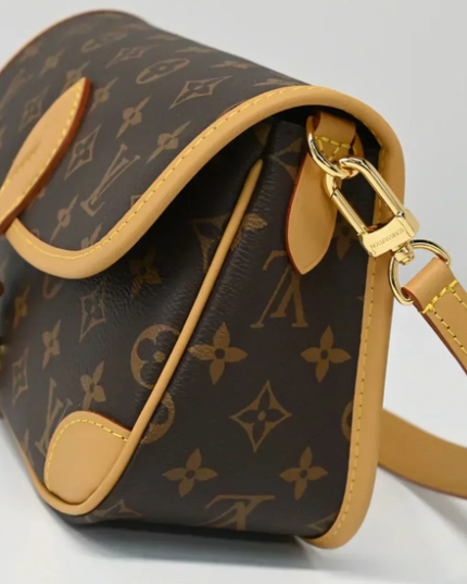 Retro-style boxy handbag