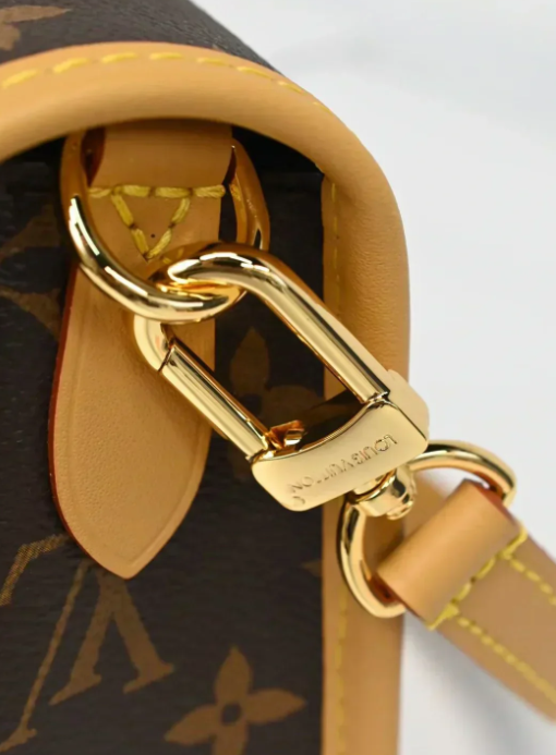 Retro-style boxy handbag